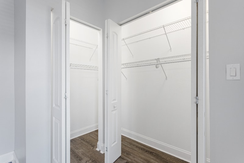 Building Photo - 1521 W Sherwin Ave