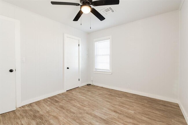 Building Photo - 314 W 36th St