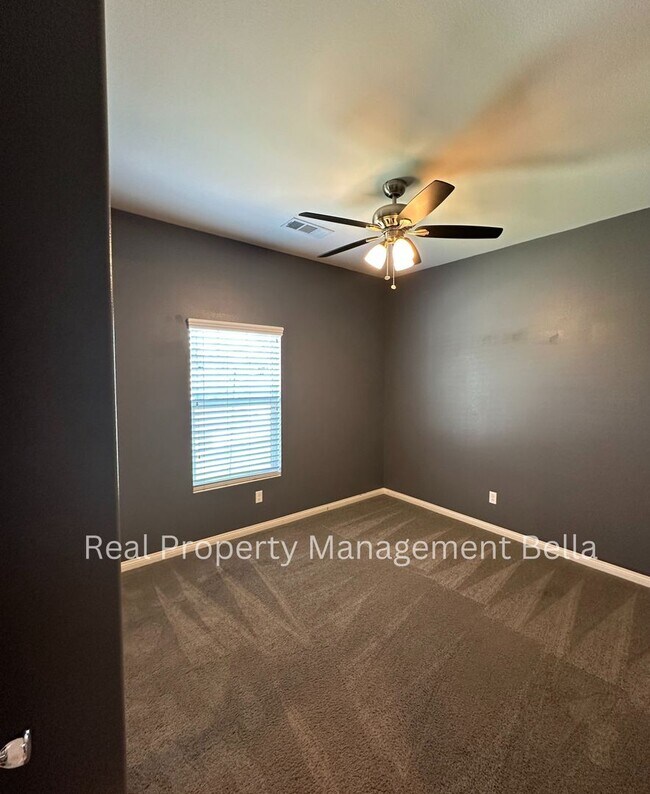 Building Photo - Cul-de-Sac Comfort + Space for Everyone