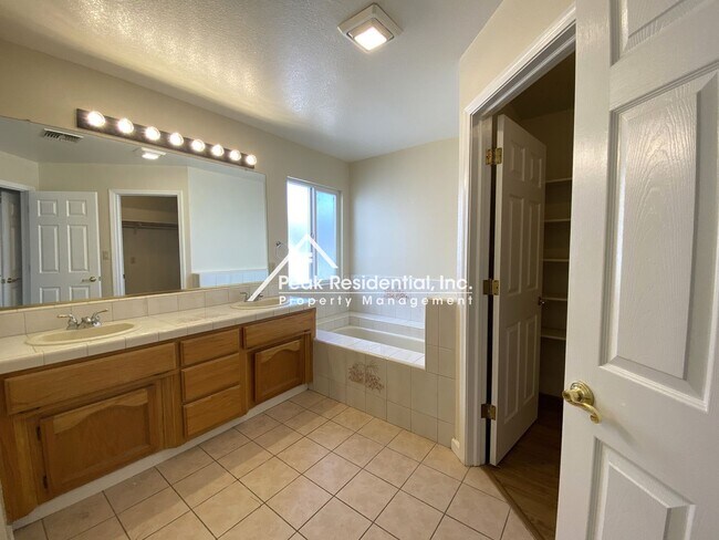 Building Photo - Spacious 3bd/2ba Auburn Home With Bonus Ro...