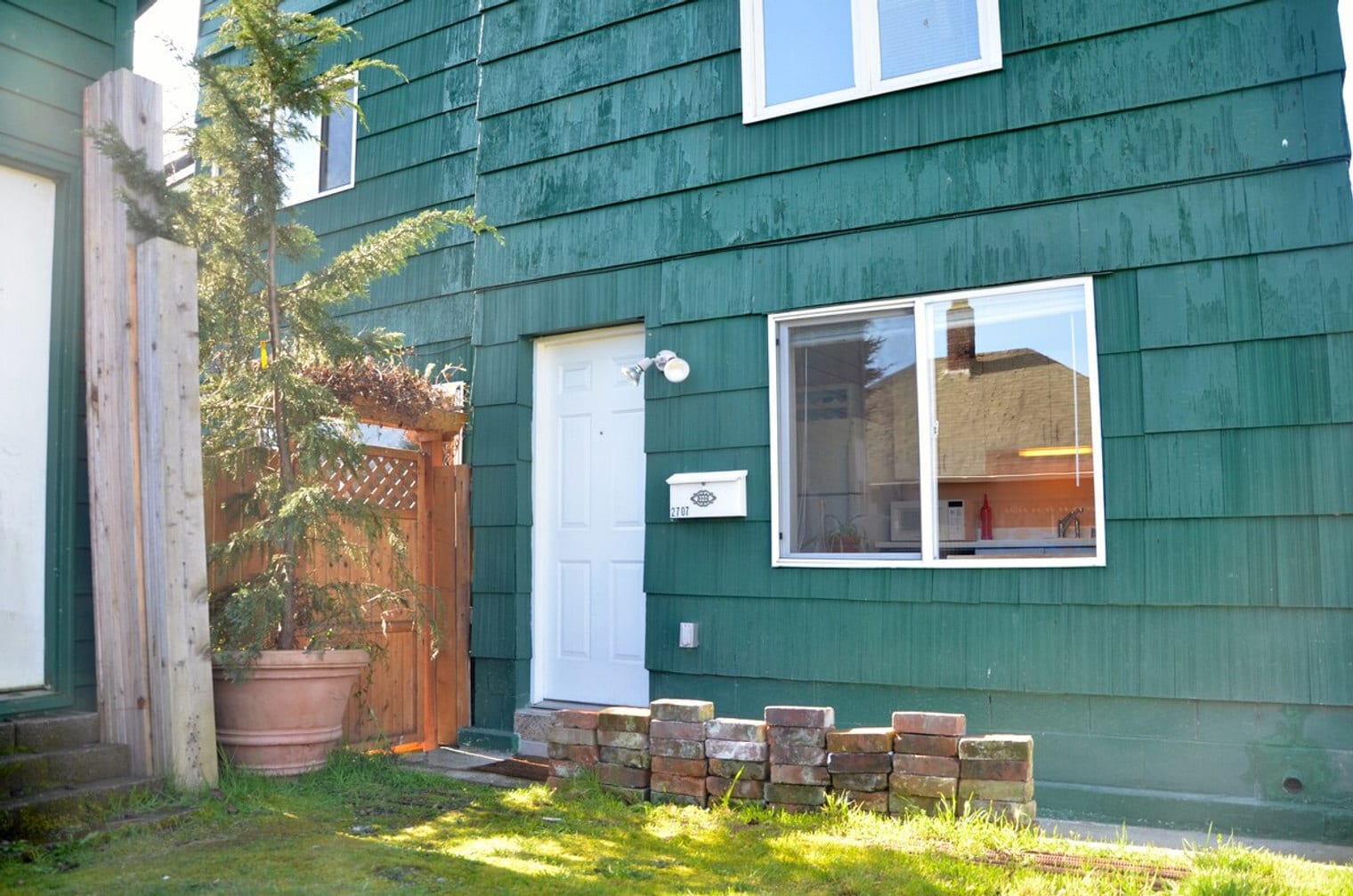 Building Photo - 210 27th Ave E