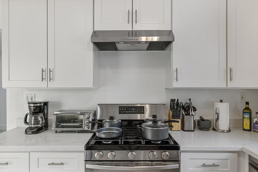 Building Photo - 15555 Union Ave