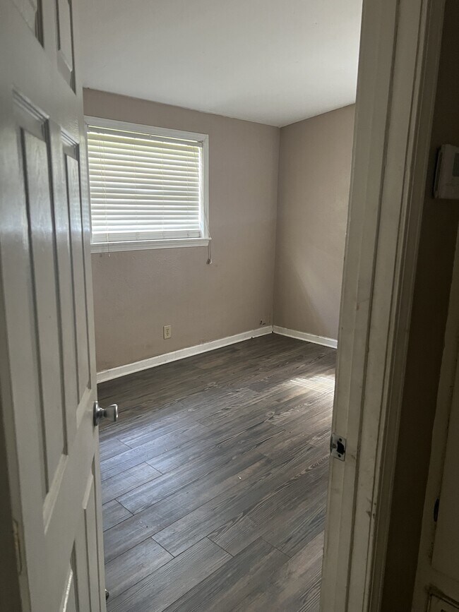 Building Photo - 2709 Edgewood Dr