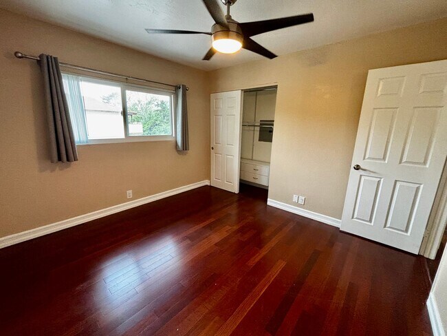 Building Photo - Updated and Spacious 2 bed 1.5 bath