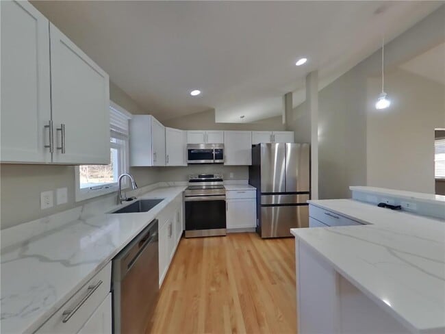 Building Photo - 1475 Valley Dr