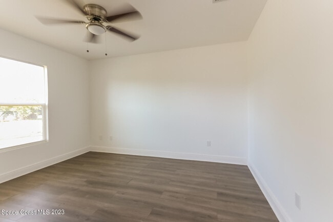 Building Photo - 674 23rd Pl SW