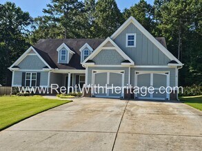 Building Photo - Amazing 4 Bedroom/ 3 Bath Home / Attention...