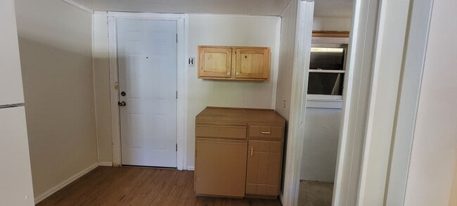 Building Photo - 2 Bedroom 1 Bath Home