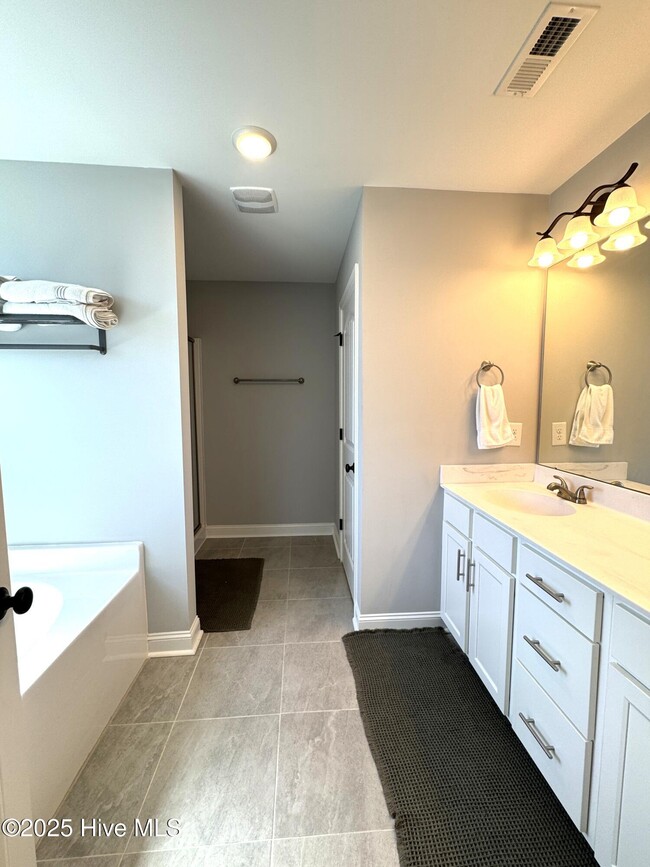 Building Photo - 425 Pebble Shore Dr