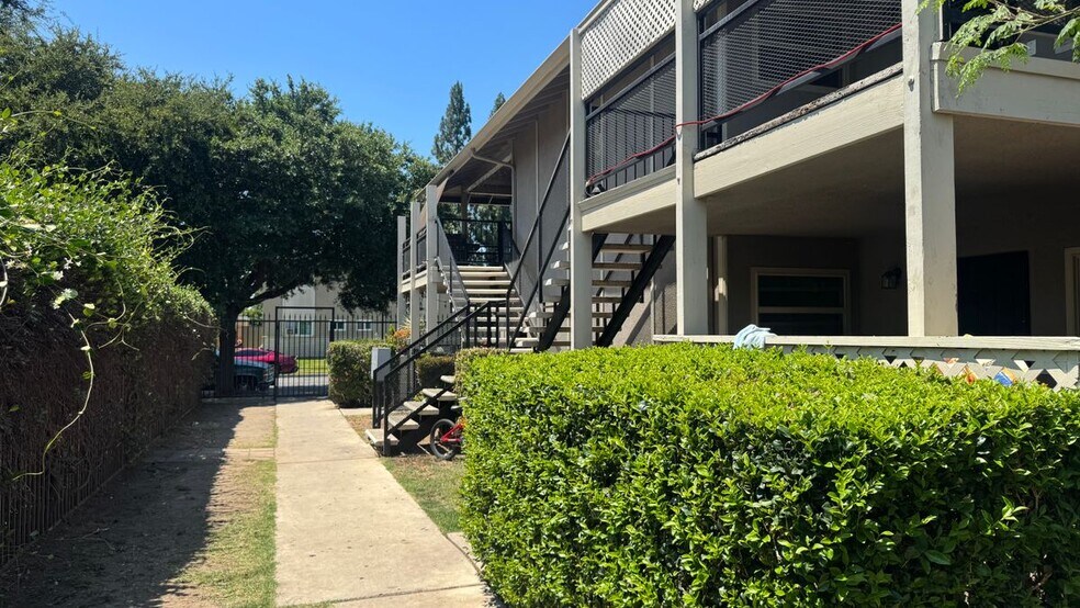 Building Photo - 1260 Burwood St