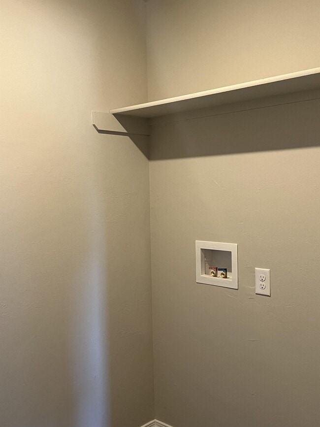 Building Photo - 561 SE 3rd Ter