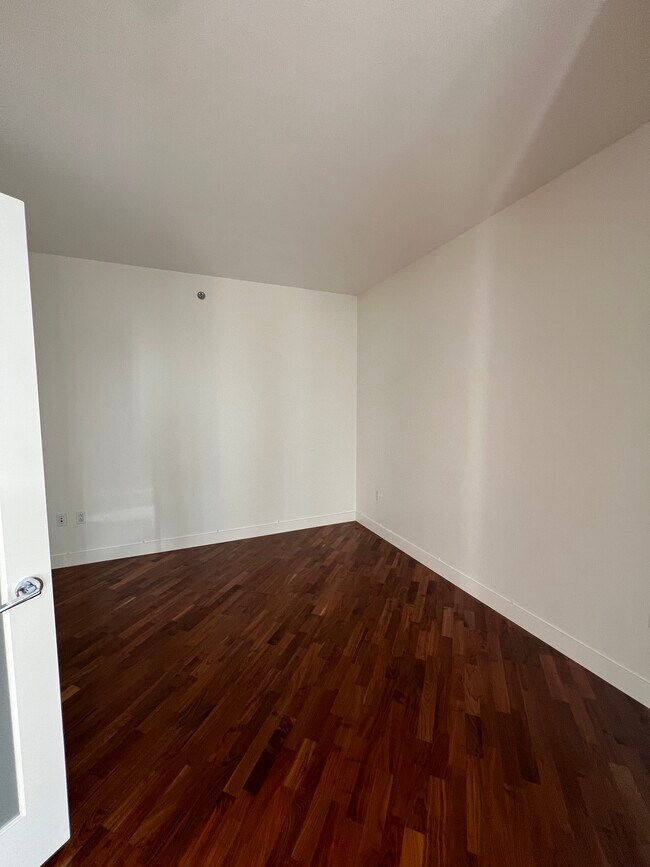 Building Photo - 700 W Harbor Dr