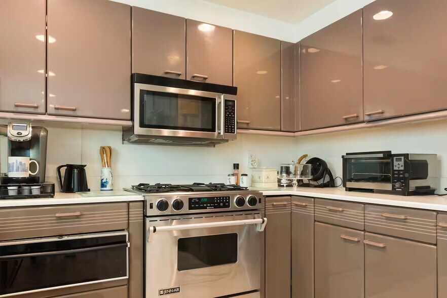 Kitchen - 11260 Overland Ave