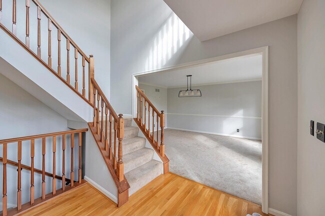 Building Photo - 1658 Grandview Dr
