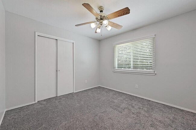 Building Photo - 252 Fall Creek Dr