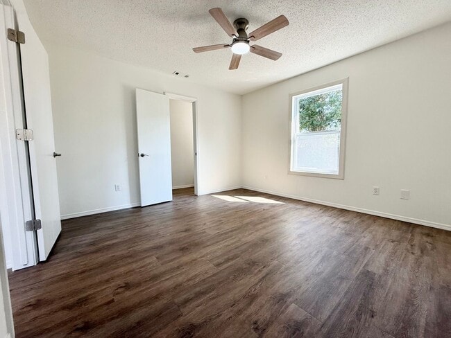 Building Photo - ***5905 B Sara Street***