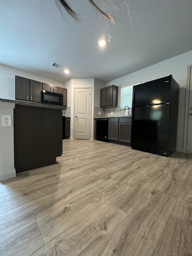 Kitchen with lot of light and Granite Countertops - 406 Noel