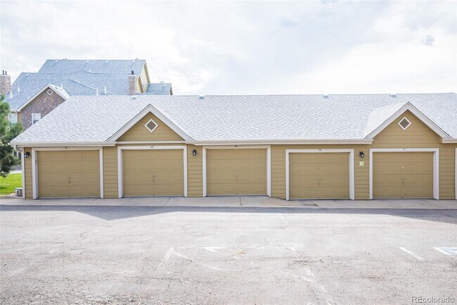 Building Photo - Great 2 bedroom/2bath condo- 3rd floor with loft! 1 car garage! Flexible Move in Date!