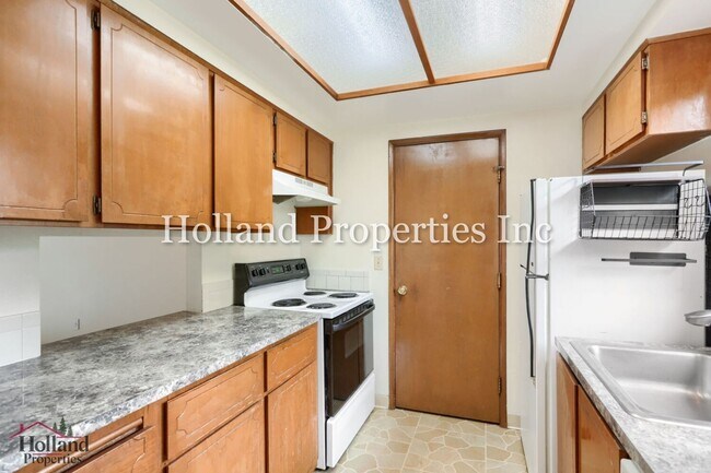Building Photo - 1717/1719 Springbrook Way