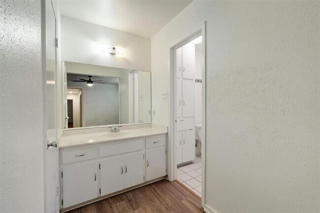 Building Photo - 10207 Rutland Village W