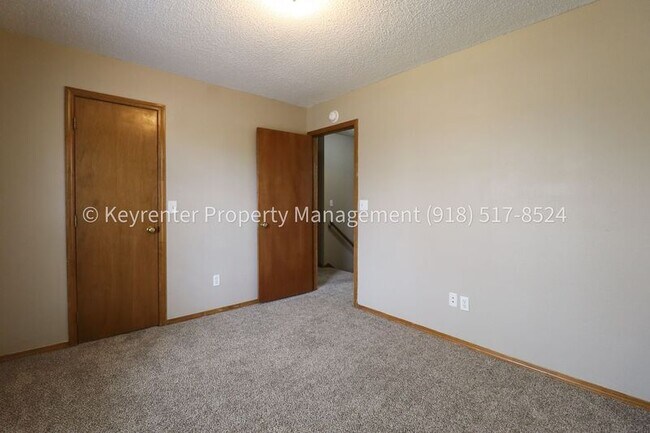 Building Photo - 1307 N Willow Dr