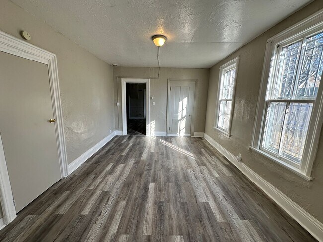 Building Photo - Spacious Single Family Home Ready for Rent in Great Neighborhood