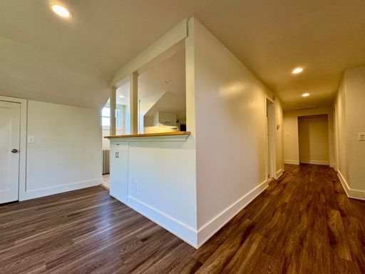 Building Photo - LARGE 2 Bed, 1 Bath Apartment Available NOW!!