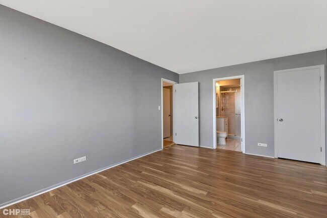 Building Photo - 2144 N Lincoln Park W