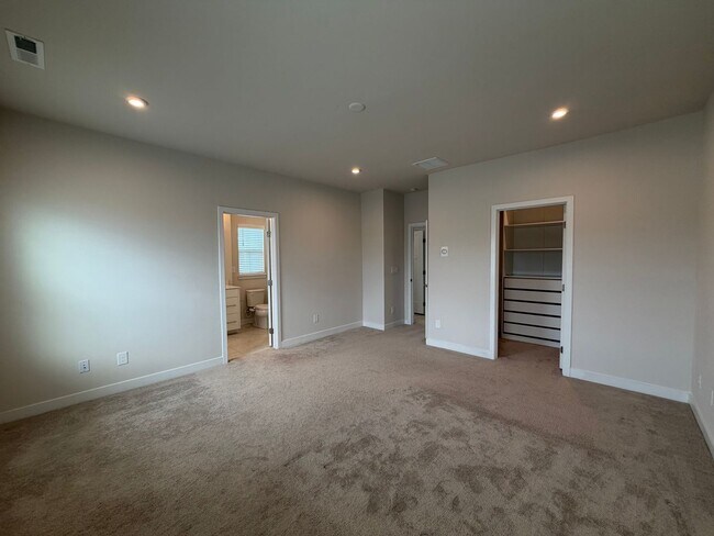Building Photo - 921 Portrush Ln