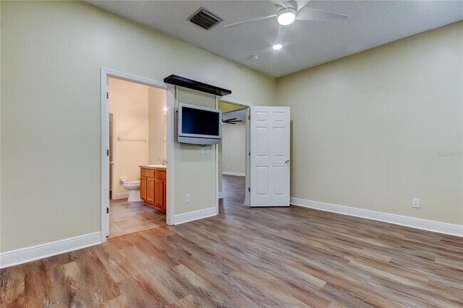 Building Photo - 6101 Lanshire Dr