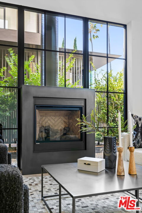 Building Photo - 8890 Rosewood Ave