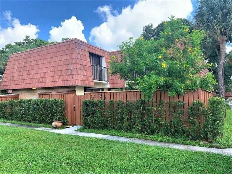 Primary Photo - 623 Buttonwood Ln