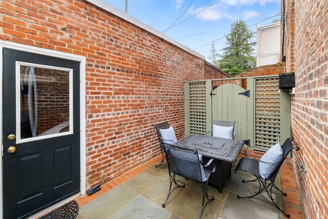 Building Photo - Beautiful 3 Bedroom Corner Lot on West Ave! ***Available 08/10/2026***