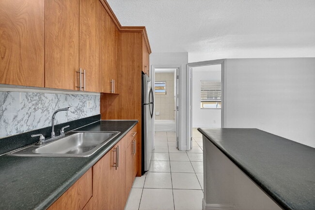 Building Photo - Bright & Modern 1-Bedroom Apartment in Prime Oakland Park Location