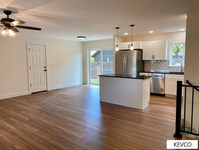 Building Photo - Tastefully Renovated Home!