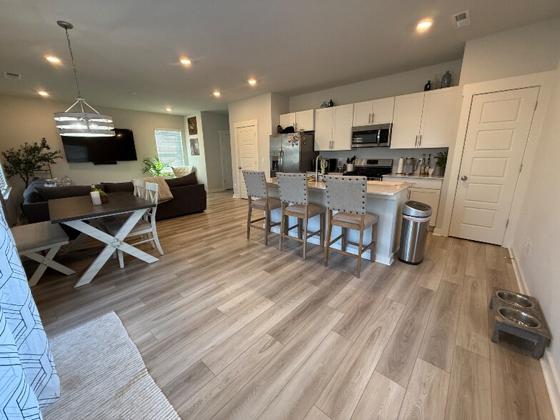 Building Photo - 524 Torrey Pines Ln