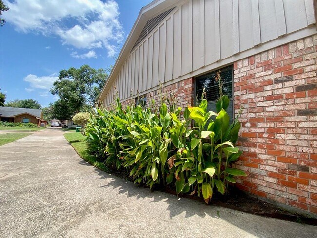 Building Photo - 2206 Tannehill Dr