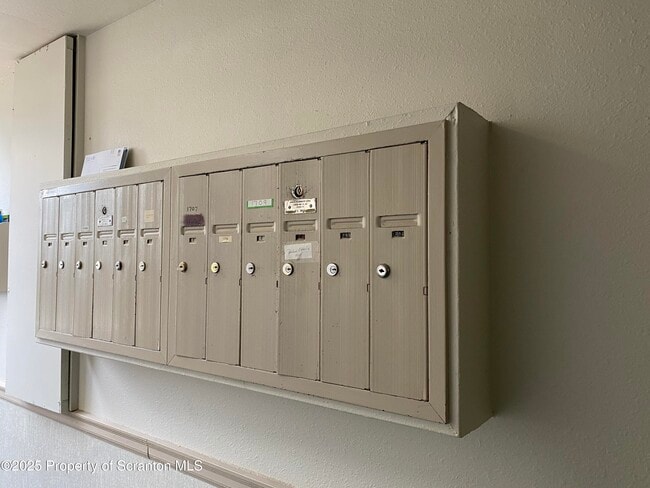 Building Photo - 1702 Summit Pointe