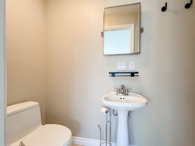 Building Photo - 2Bd/1.75Ba Seattle Condo