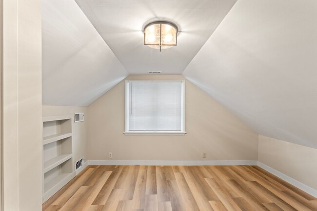 Building Photo - Beautiful renovated home in Schnitzelburg