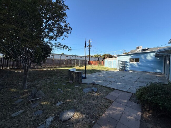 Building Photo - Single story in the heart of Modesto!