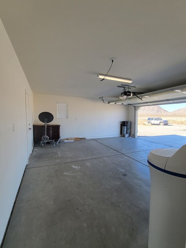 Building Photo - GOLDEN SPRINGS RANCH U8 - W. Betty Avenue