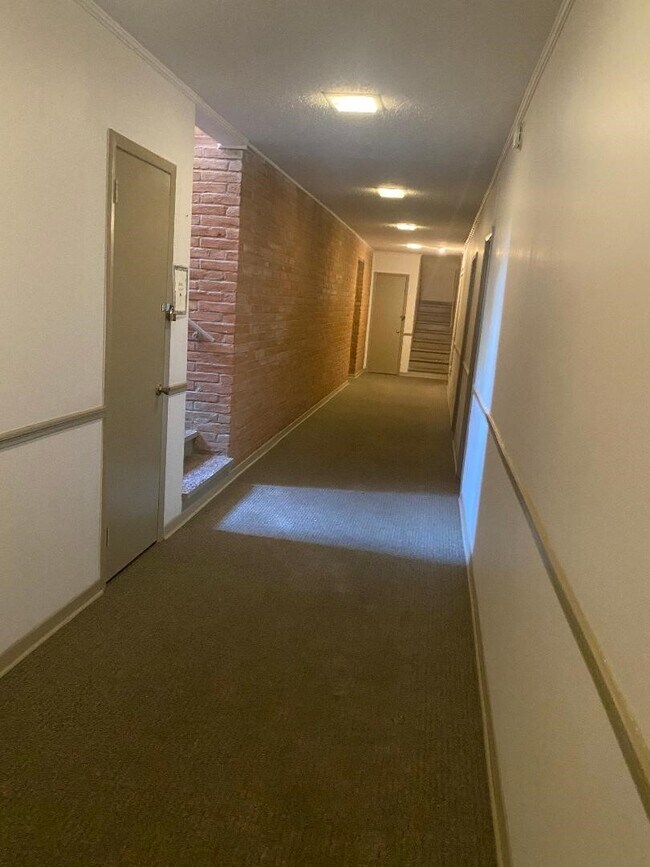 Building Photo - 2822 Briarhurst Dr