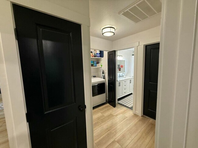 Building Photo - Gorgeous Remodeled 3 Bedroom Home in St. George!