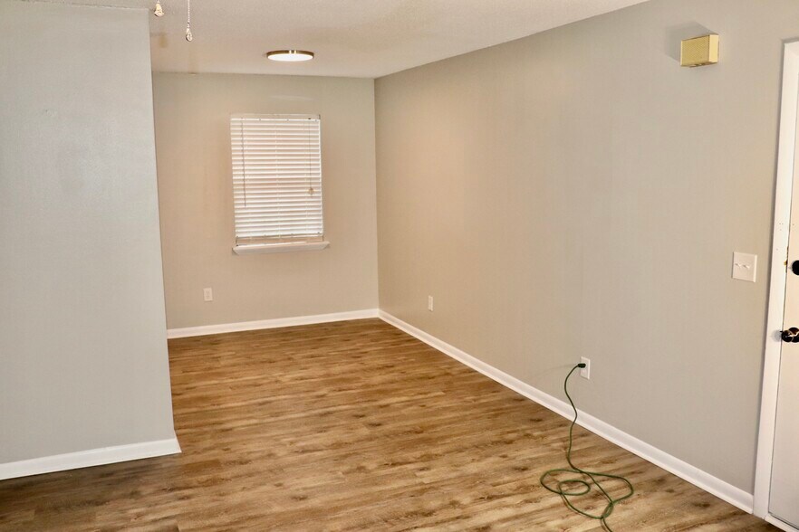 Dining Area - 300 Apache Dr
