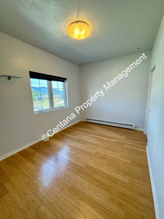 Building Photo - Beautiful home on the outskirts of town!