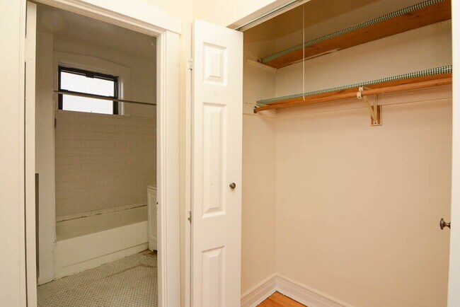 Building Photo - 822 W Waveland Ave