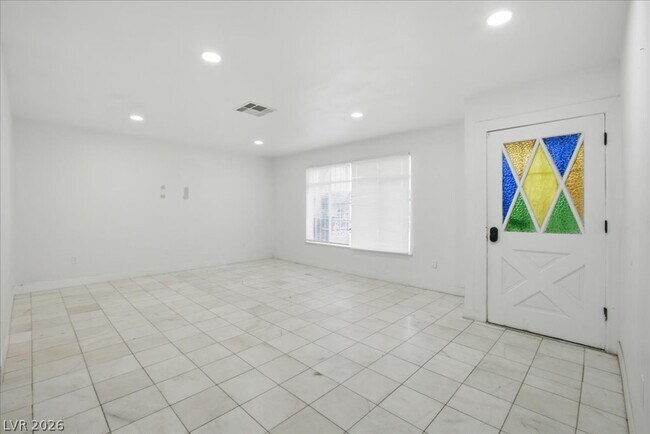 Building Photo - 4013 Esmeralda Ave