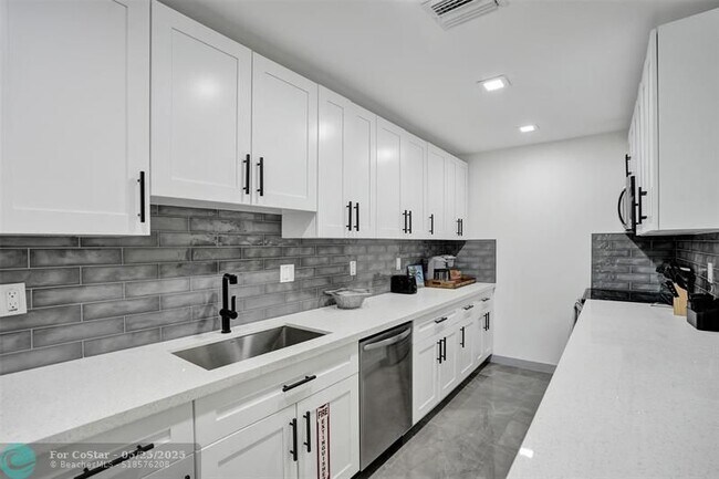 Building Photo - 909 SW 16th St