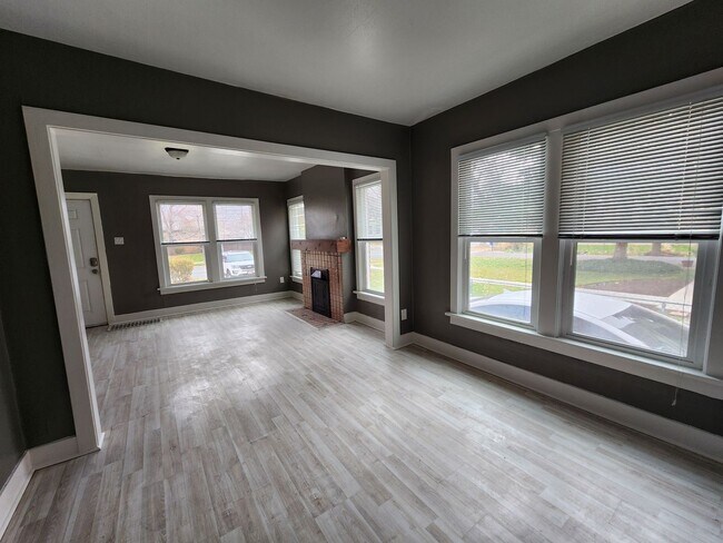 Building Photo - F99if500 (Duplex) ***